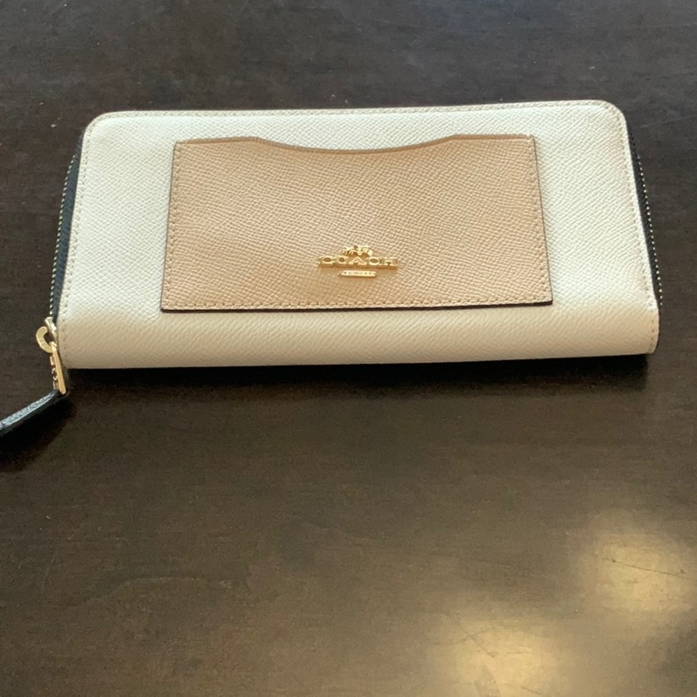 Coach Color block wallet- Ivory EGUC
